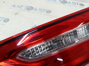 Фонарь внутренний крышка багажника правый Toyota Camry v70 18-20 галоген, светлый, царапины
