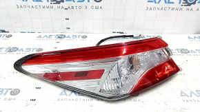 Фонарь внешний крыло левый Toyota Camry v70 18-20 галоген, светлый