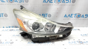 Фара передняя правая Toyota Prius V 15-17, рест, галоген, сломаны крепления, царапины