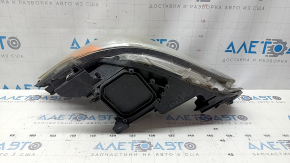 Фара передняя правая Toyota Prius V 15-17, рест, галоген, сломаны крепления, царапины