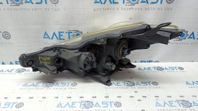 Фара передняя правая Toyota Prius V 15-17, рест, галоген, сломаны крепления, царапины