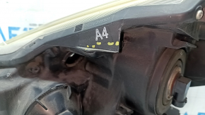 Фара передняя правая Toyota Prius V 15-17, рест, галоген, сломаны крепления, царапины