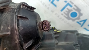Фара передняя правая Toyota Prius V 15-17, рест, галоген, сломаны крепления, царапины