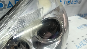 Фара передняя левая Toyota Prius V 15-17 голая, рест, галоген, песок, царапины, сломано крепление