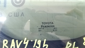 Форточка глухое стекло задняя левая Toyota Rav4 19-24 тонировка, с хром молдингом, царапины, надорван уплотнитель