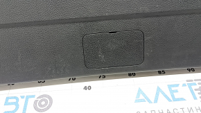 Обшивка двери багажника нижняя Toyota Rav4 19-24 черная, с ручкой, царапины, вмятины