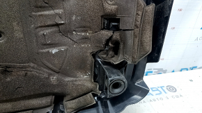Накладка двигателя Audi A6 C7 16-18 3.0T порвана шумоизоляция, царапины