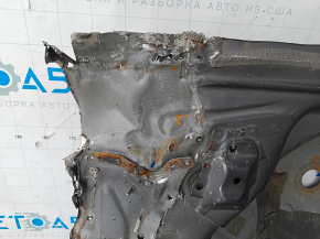Корыто багажника Lexus CT200h 11-17 на кузове, высверлена, надрывы, ржавая