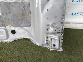 Корыто багажника Toyota Prius V 12-17 высверлена