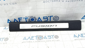 Накладка порога передняя правая Ford Fusion mk5 17-20 черная с хром вставкой, царапины, примято крепление