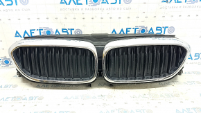 Решетка радиатора grill в сборе BMW 5 G30 17-22 с жалюзи дефлектором радиатора, хром, потрескан хром, трещина, сломано крепление, песок