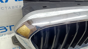 Решетка радиатора grill в сборе BMW 5 G30 17-22 с жалюзи дефлектором радиатора, хром, потрескан хром, трещина, сломано крепление, песок