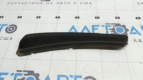 Уплотнитель решетки дворников правый Ford Escape MK3 17-19 рест, рассохся уплотнитель, надрыв, надорвано крепление