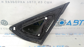 Форточка глухое стекло задняя левая Ford Mustang Mach-E 21-26 черный глянец, скол на молдинге