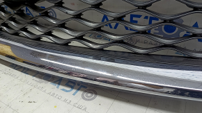 Решетка радиатора grill Infiniti QX50 19-25 без эмблемы, песок, тычка, трещины в молдинге, сломано крепление