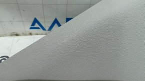 Накладка задней стойки левая Hyundai Sonata 20-22 серая, царапины, сломано крепление, побелел пластик