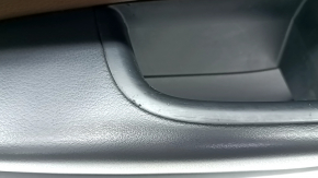 Обшивка двери карточка передняя левая Audi Q5 8R 09-17 черная, вставка коричневая кожа, подлокотник резина, молдинг под дерево глянец, с ручкой, потерта, царапины на накладке