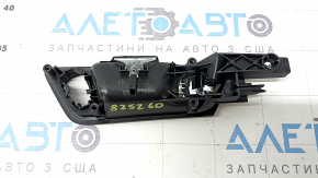 Ручка двери внутренняя задняя левая Audi Q5 8R 09-17 черная с хром, с подсветкой, царапина