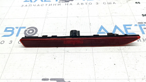 Отражатель заднего бампера боковой левый Lincoln MKZ 13-20 габарит, трещина в креплении, окисление фишки, контакт с водой, рабочая