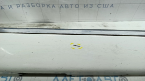 Порог правый Honda Accord 18-22 с хромом, белый, царапины, сломаны крепления , трещина