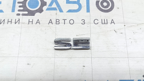 Эмблема надпись SE двери багажника Mitsubishi Outlander 22-26
