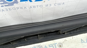 Накладка порога с уплотнителем левая Mazda CX-9 16-23 структура, царапины, примята, сломаны крепления, потерта