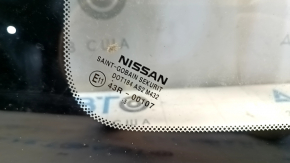 Форточка глухое стекло задняя левая Nissan Rogue 14-20 царапины на хроме, царапины на стекле