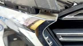 Решетка радиатора grill Mazda CX-9 16-20 без эмблемы, с хром вставками, под подиум, вмятина, песок