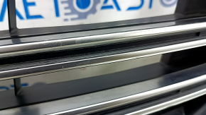Решетка радиатора grill Mazda CX-9 16-20 без эмблемы, с хром вставками, под подиум, вмятина, песок