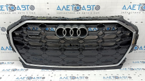 Решетка радиатора grill в сборе Audi Q5 80A 21-24 черный глянец, эмблема и молдинг хром, S-Line, с каркасом, с эмблемой quattro, эмблема с подсветкой, царапины, отклеилась эмблема