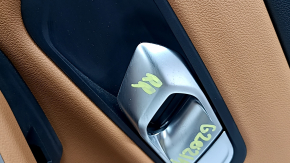 Обшивка двери карточка задняя правая BMW 3 G20 21-26 черная, кожа коричневая COGNAC без строчки, с ручкой и накладкой хром, подлокотник и вставка кожа коричневая COGNAC, с подсветкой, коррозия, царапи