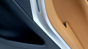 Обшивка двери карточка задняя правая BMW 3 G20 21-26 черная, кожа коричневая COGNAC без строчки, с ручкой и накладкой хром, подлокотник и вставка кожа коричневая COGNAC, с подсветкой, коррозия, царапи