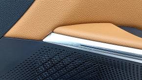 Обшивка двери карточка передняя правая BMW 3 G20 21-26 черная, кожа коричневая COGNAC без строчки, с ручкой и накладкой хром, подлокотник и вставка кожа коричневая COGNAC, с подсветкой, вмятина, коррз