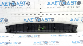 Обшивка двери багажника верхняя Subaru Outback 15-19 черная, царапина