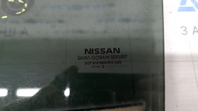 Стекло двери задней левой Nissan Rogue 21-26 US built, тонировка, царапины