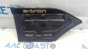 Заглушка порта зарядки правая Audi E-Tron 19-23 трещина, слом креп