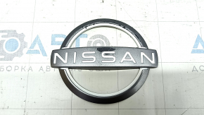 Emblemă cu sigla hayon Nissan Rogue 21-24 tip 2, zgâriată