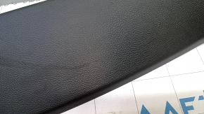 Обшивка двери багажника верхняя Jeep Grand Cherokee WK2 14-22 черная, затерта, царапины