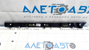 Вставка передней панели правая Audi E-Tron 19-23 черный глянец, потерта