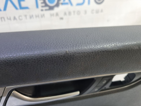 Обшивка двери карточка передняя левая VW Passat b8 16-19 USA черная с темно-серой накладкой под дерево, трещины в креплении, тычка, потертость