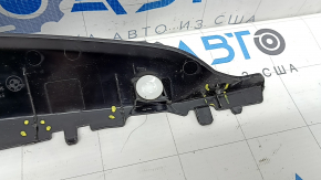 Накладка замка двери багажника верхнего BMW X5 G05 19-26 черная, надломаны направляющие