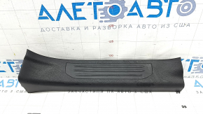 Накладка порога внутренняя задняя правая Nissan Murano z52 17-24 черная, 3 полоски, царапины, надломаны крепления
