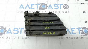 Решетка переднего бампера правая Toyota Prius V 12-14 дорест, без птф, структура, песок