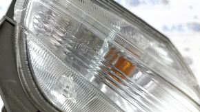 Поворотник правый Toyota Prius V 12-14 дорест, песок, трещина в стекле