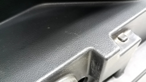 Обшивка арки левая Nissan Rogue 17-20 черный под 2 ряда, царапины с накладкой
