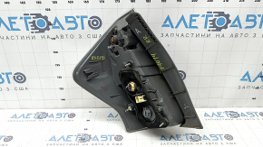 Фонарь правый Toyota Prius V 12-14 дорест, царапины