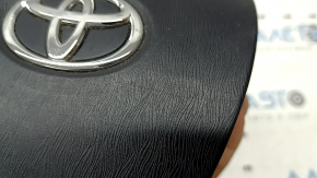 Подушка безопасности airbag в руль водительская Toyota Prius V 12-17 черная, царапины, ржавый пиропатрон