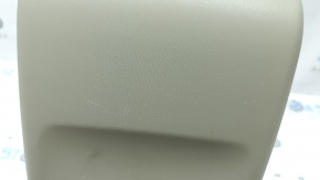 Накладка центральной консоли задняя Toyota Prius V 12-14 бежевая, с подстаканниками, царапины, сломан подстаканник