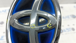 Эмблема значок переднего бампера Toyota Prius V 12-17 трещина, песок