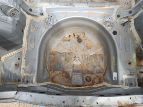 Корыто багажника Toyota Prius V 12-17 на кузове, ржавое